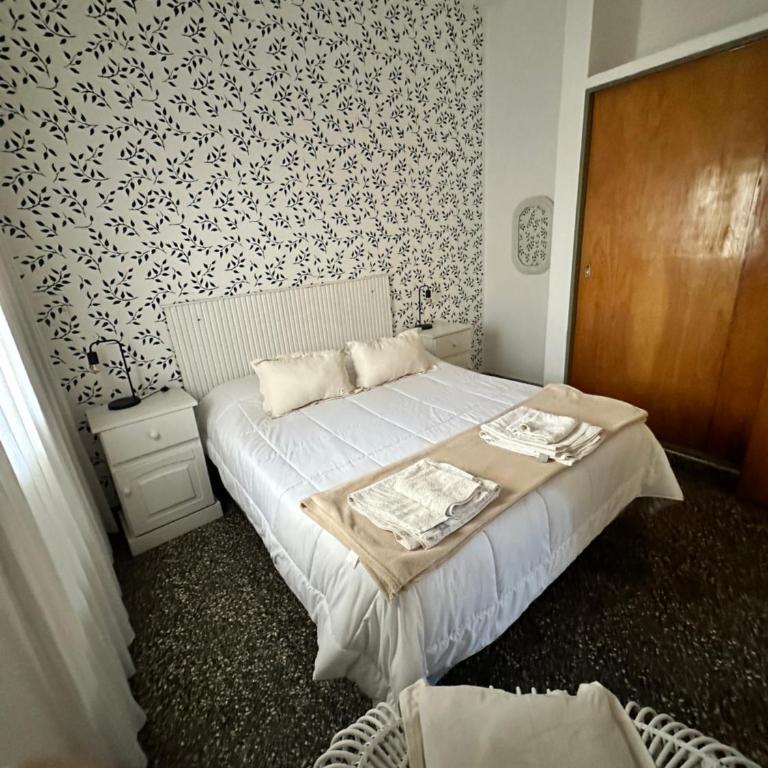 La casa, alquiler temporario - casa completa con cochera y patio- parrilla - Three-Bedroom House - 14