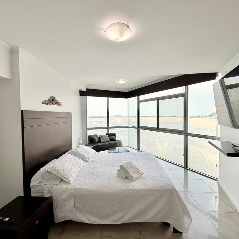 Amplio departamento con vista panorámica al río RF2-1001 - Apartamento de 2 dormitorios con vistas al río - 8
