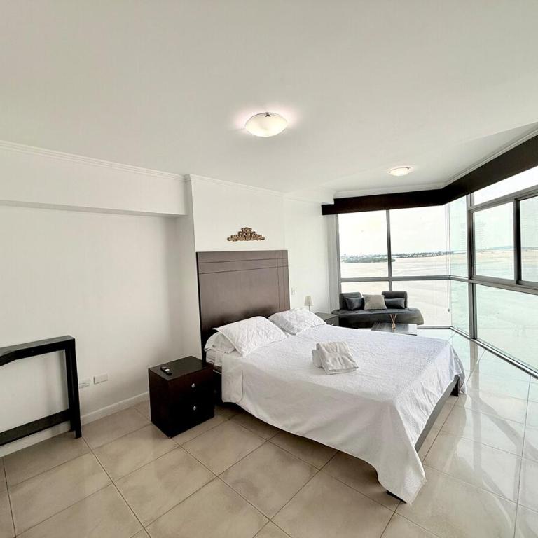 Amplio departamento con vista panorámica al río RF2-1001 - Apartamento de 2 dormitorios con vistas al río - 9