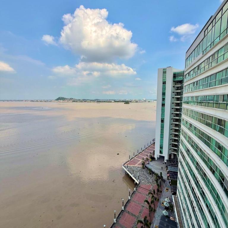 Amplio departamento con vista panorámica al río RF2-1001 - Apartamento de 2 dormitorios con vistas al río - 10