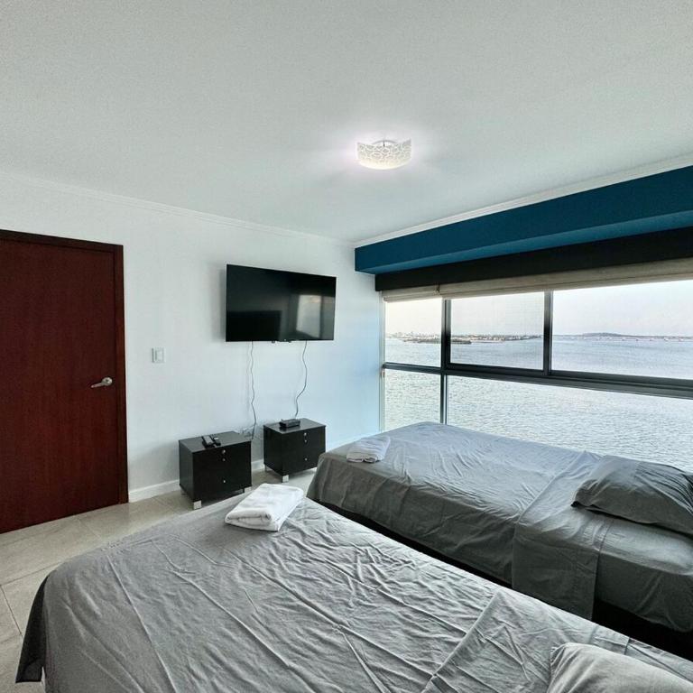 Amplio departamento con vista panorámica al río RF2-1001 - Apartamento de 2 dormitorios con vistas al río - 11