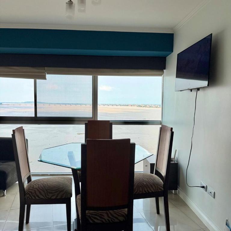 Amplio departamento con vista panorámica al río RF2-1001 - Apartamento de 2 dormitorios con vistas al río - 12