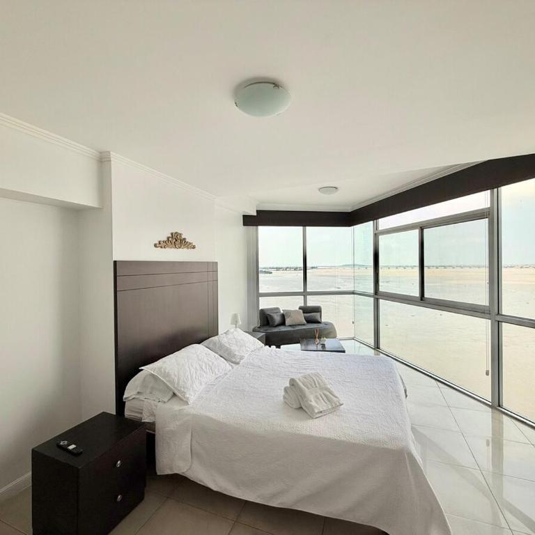 Amplio departamento con vista panorámica al río RF2-1001 - Apartamento de 2 dormitorios con vistas al río - 16