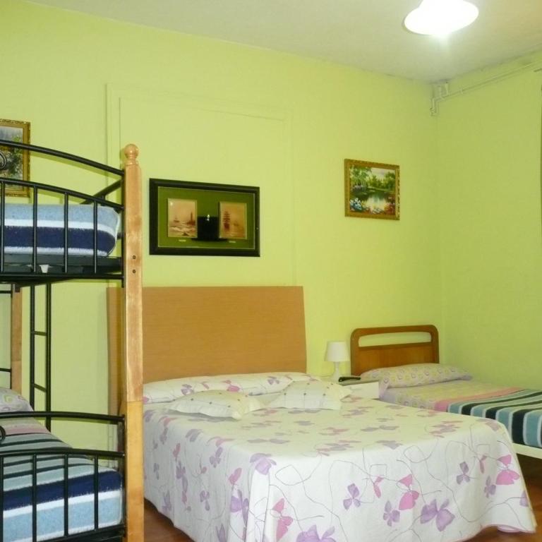 Hostal Loyola - Chambre Familiale avec Salle de Bains Commune - 2