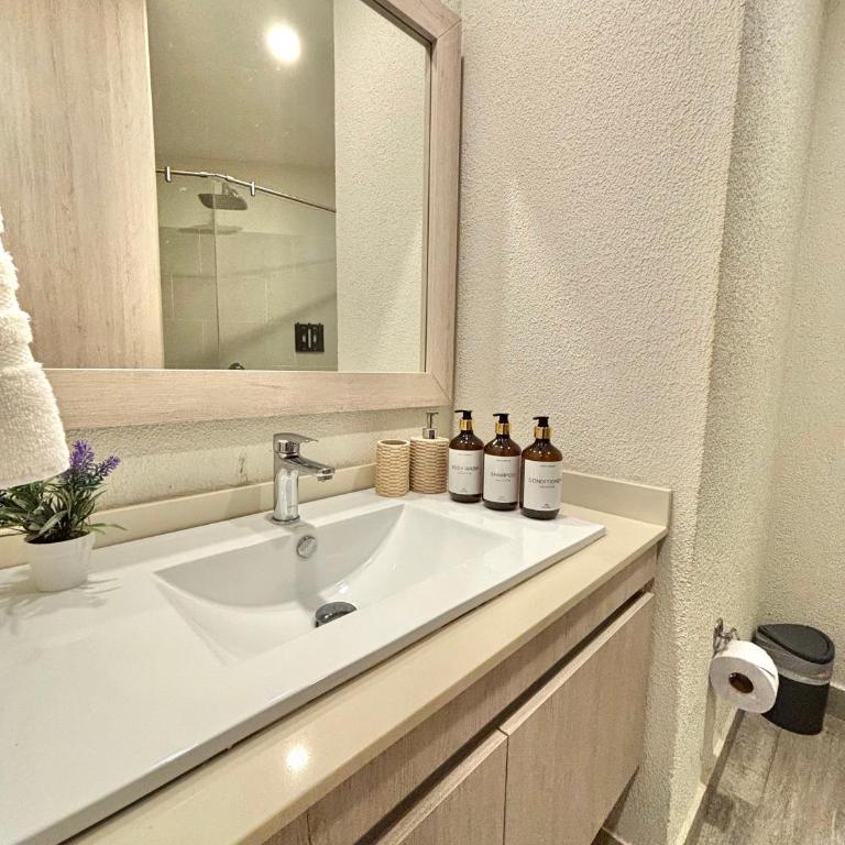 Caribbean Luxury 2BR 2Bth Gem with sea views, hot water and private jacuzzi on balcony - One-Bedroom Apartment - 30