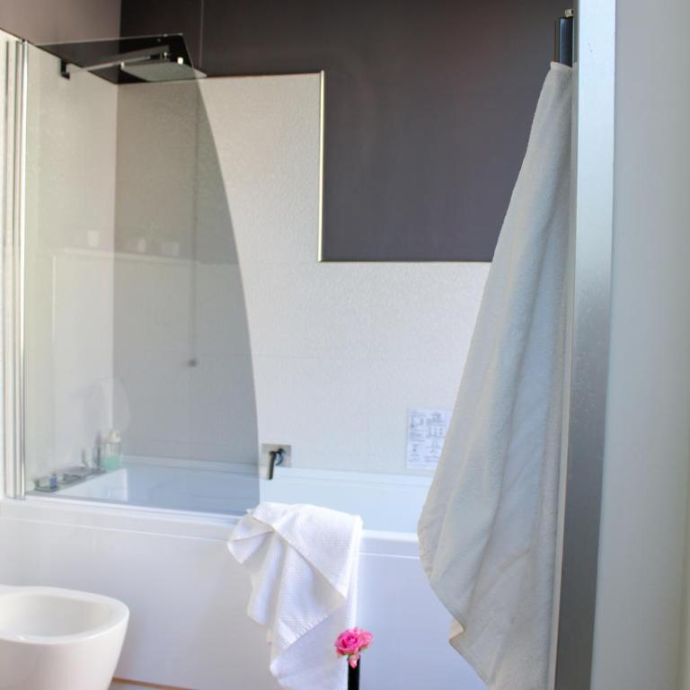 Zena house - Two-Bedroom Deluxe Apartment with Balcony - 3
