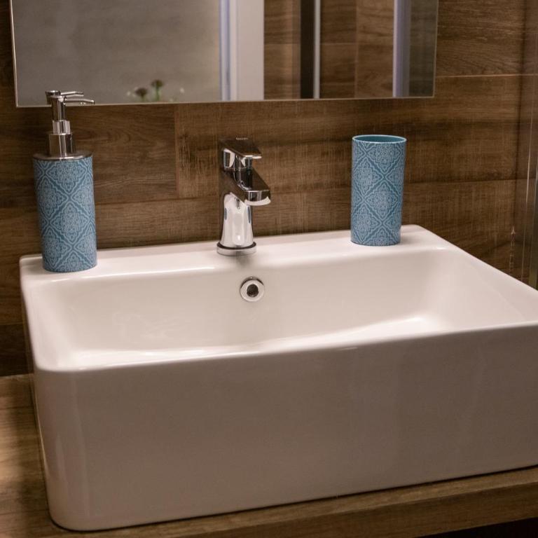 La Dimora di Parthenope Ferrara Rooms - Habitación Triple Confort con ducha - 8