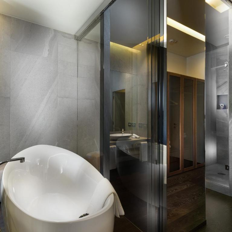 The Glamore Milano Duomo - Suite with Duomo Cathedral View with Balcony - 6