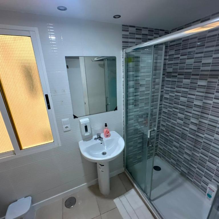 Hostal Alegria Alicante - Vierbettzimmer mit Bad - 3