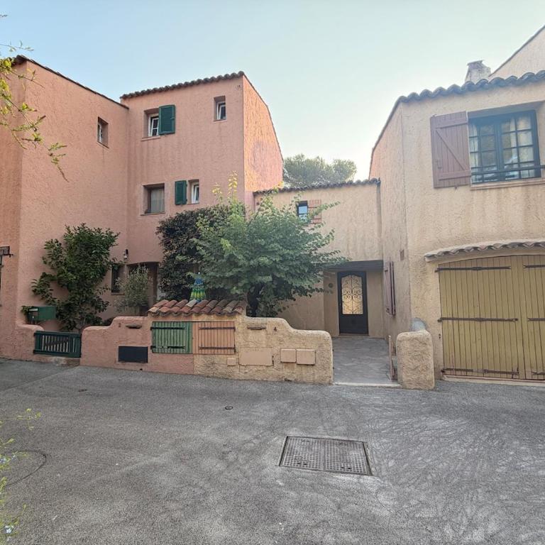 Villa, avec piscine, Proche mer, gare et commerce - Villa 3 Chambres - 40