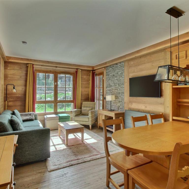 ARC 1950 - Appartement 08 personnes - Départ ski aux pieds - Sauna, Hammam, Jacuzzi, Salle de fitness, Piscine extérieure chauffée - Two-Bedroom Apartment with Terrace - 2