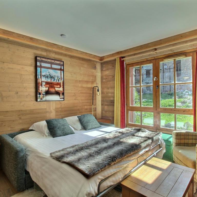 ARC 1950 - Appartement 08 personnes - Départ ski aux pieds - Sauna, Hammam, Jacuzzi, Salle de fitness, Piscine extérieure chauffée - Two-Bedroom Apartment with Terrace - 5