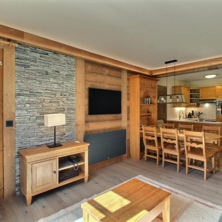 ARC 1950 - Appartement 08 personnes - Départ ski aux pieds - Sauna, Hammam, Jacuzzi, Salle de fitness, Piscine extérieure chauffée - Two-Bedroom Apartment with Terrace - 7