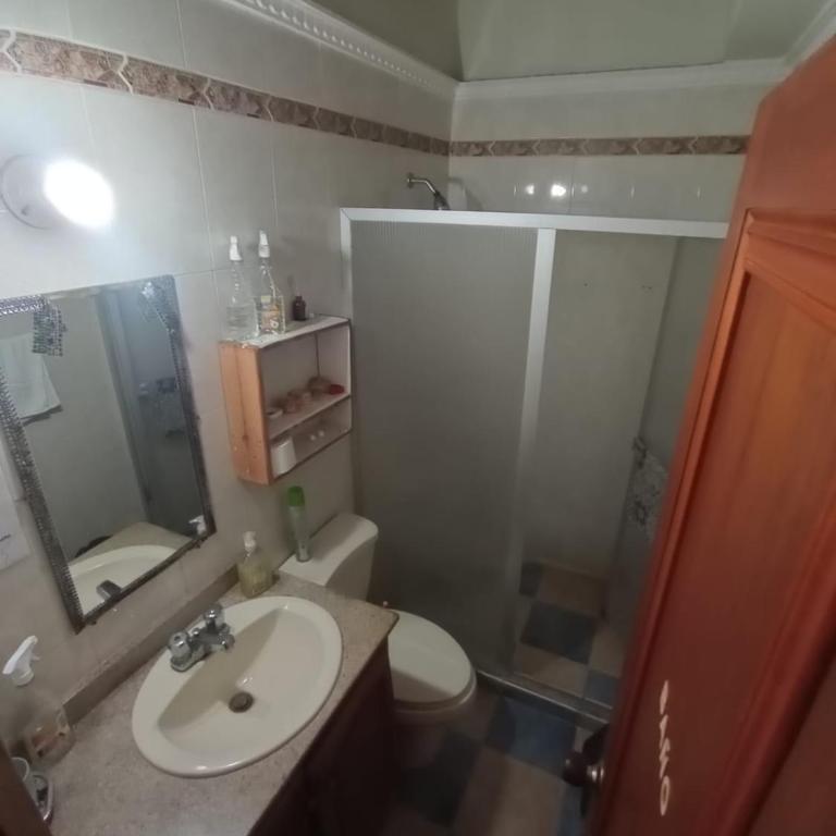CONFORT Room AIRE AC - Desayuno - Tv - Baño Compartido - Excelente Ubicación Muelle Cruceros - Exquisita Atención y Buen Ambiente - Habitación Cuádruple Confort - 6