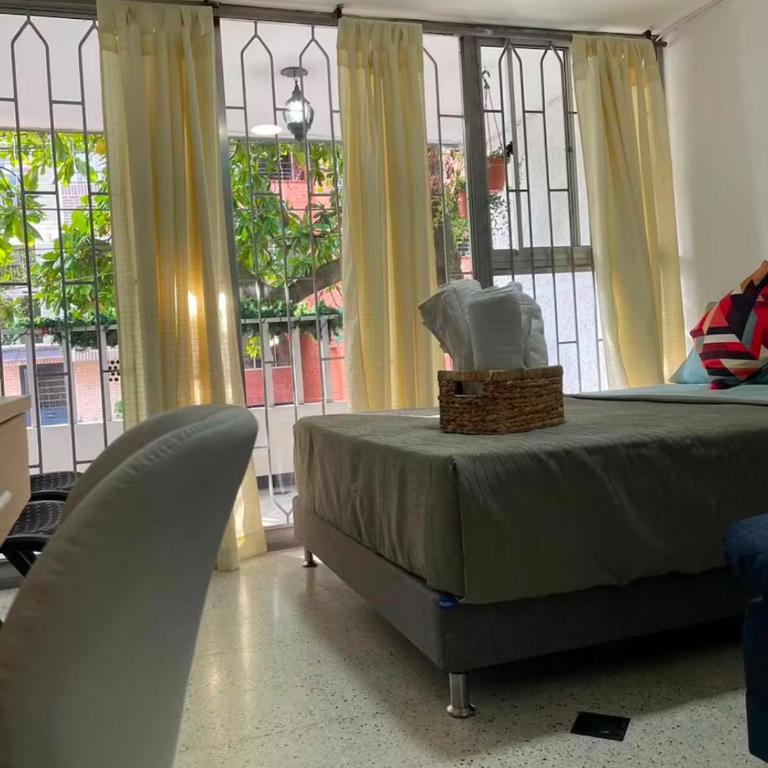 Loft cerca a Laureles, WIFI, cerca metro, con Balcón, GUARDA MALETAS GRATIS!! - One-Bedroom Apartment - 8