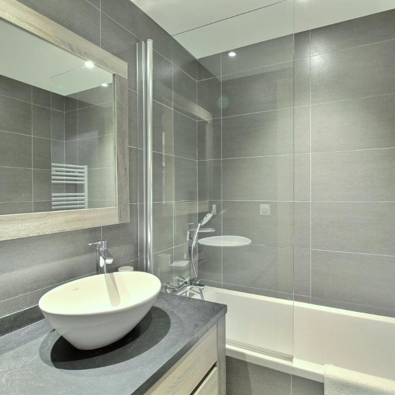ARC 1600, Résidence Premium LE RIDGE, Appartement 08 personnes Vue Montagne - Ski aux pieds - Sauna, Hammam, Piscine intérieure chauffée, Salle de sport & fitness - Apartment mit 3 Schlafzimmern und Bergblick - 8