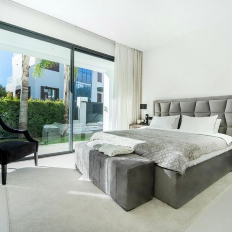 Luxury Villa with private pool - Villa - 9