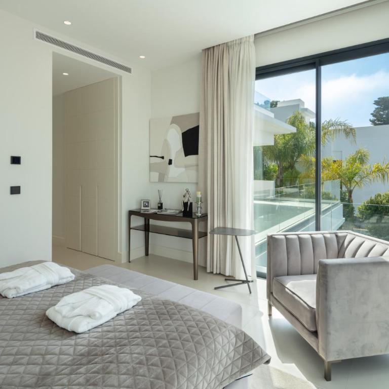 Luxury Villa with private pool - Villa - 13
