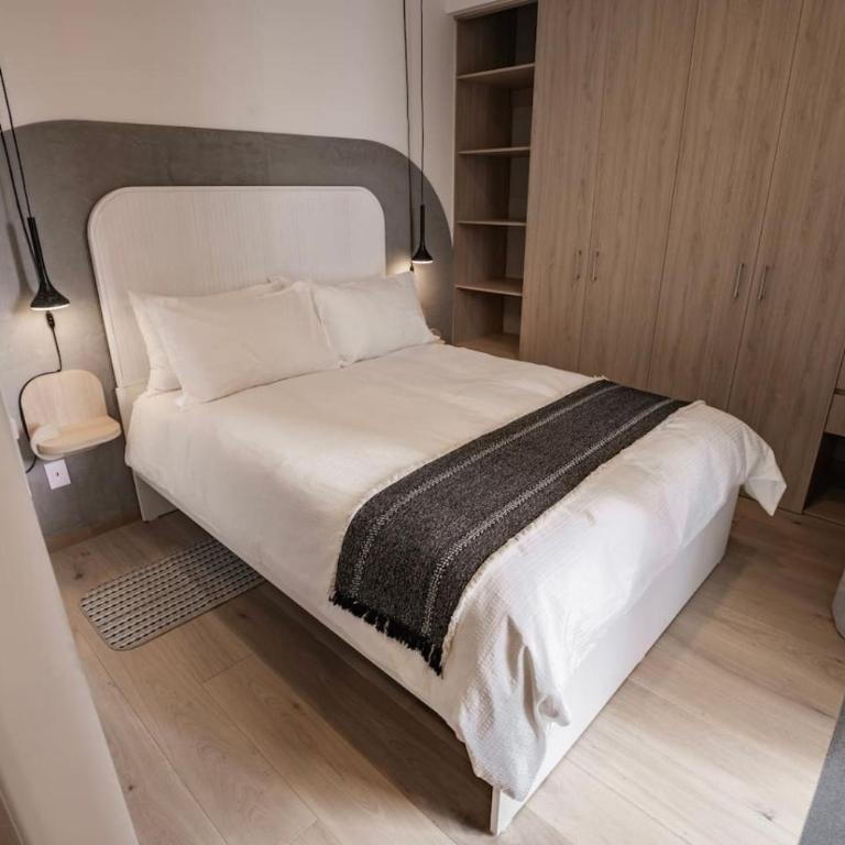 Radiant 2BR 2BA, AC, Pool, Jacuzzi, Gym & Roof Garden - Two-Bedroom Apartment with Balcony and Terrace - 4