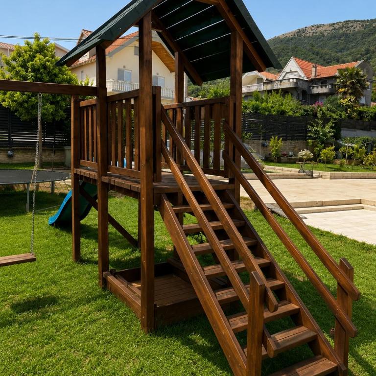 Private luxurious house with pool and garden - Vila - 9