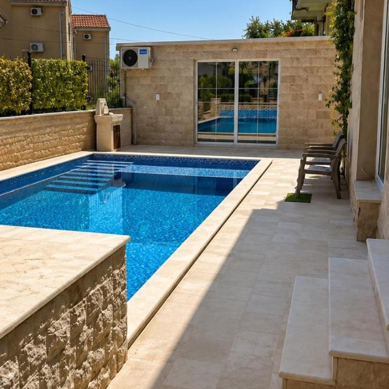 Private luxurious house with pool and garden - Vila - 13