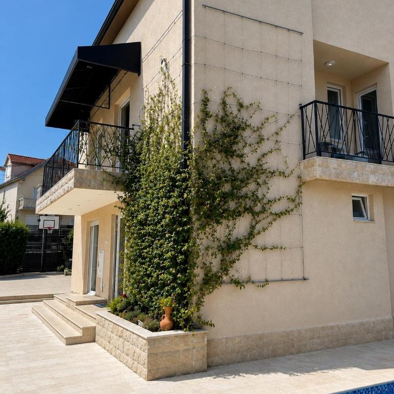 Private luxurious house with pool and garden - Vila - 3