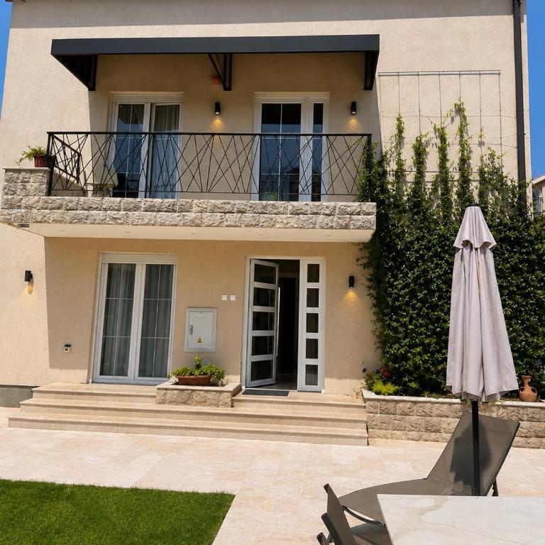 Private luxurious house with pool and garden - Vila - 17