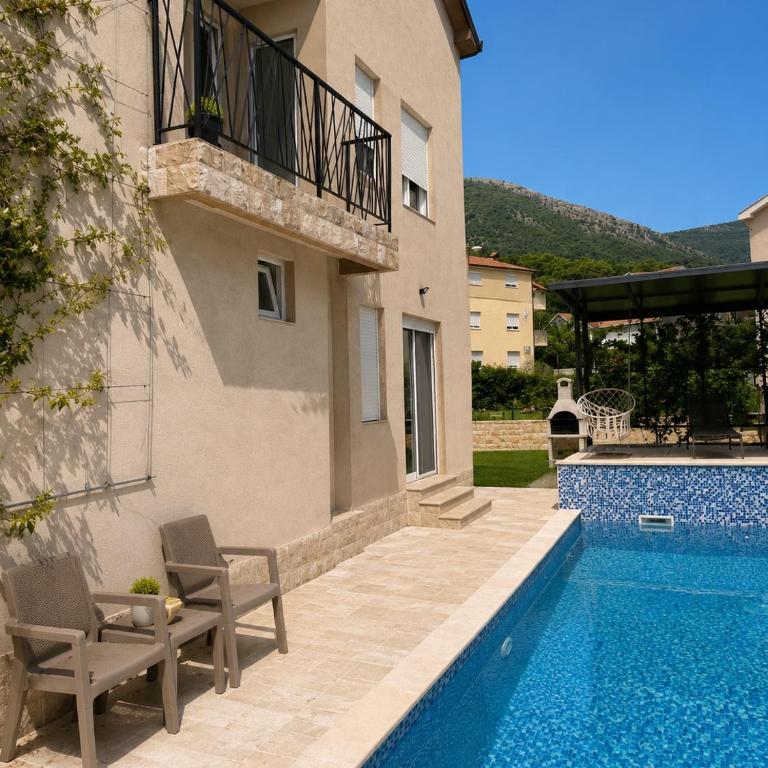 Private luxurious house with pool and garden - Vila - 2