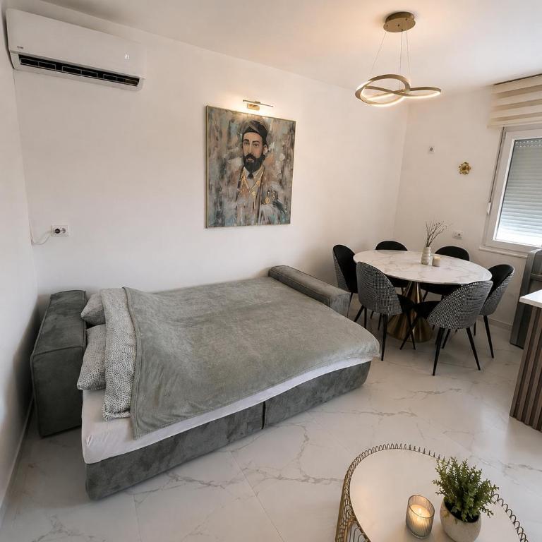Private luxurious house with pool and garden - Vila - 34