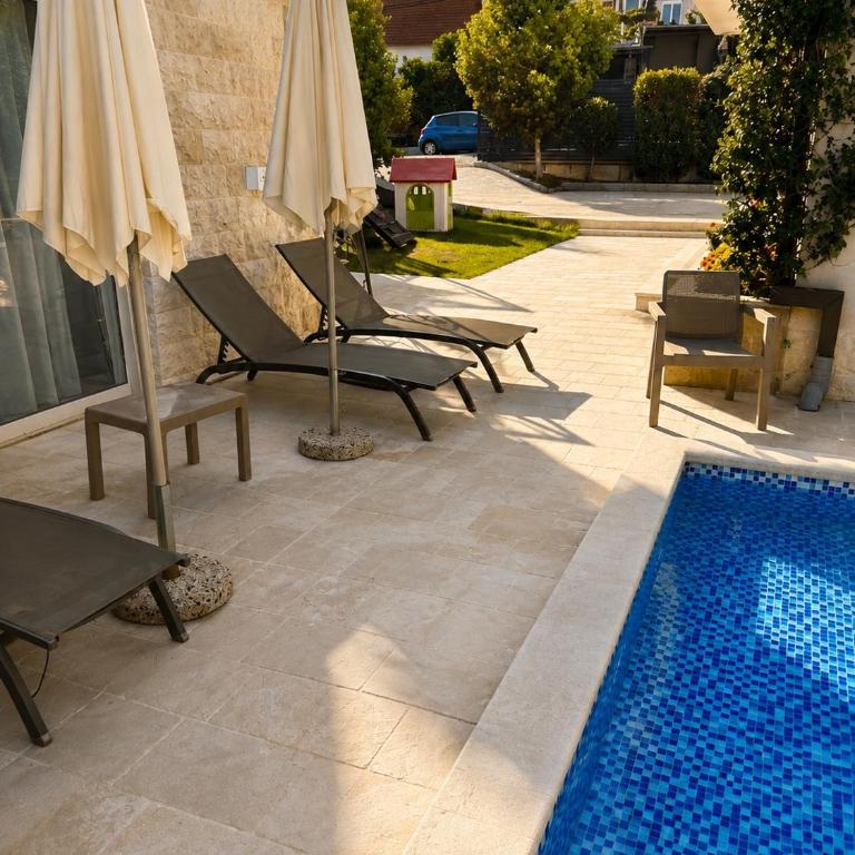 Private luxurious house with pool and garden - Vila - 47