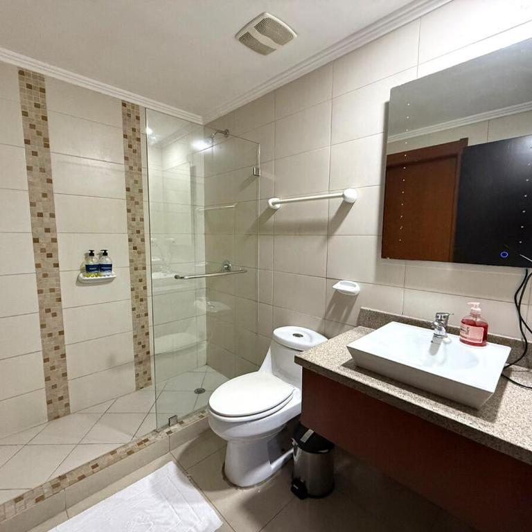 Suite con balcón vista al río en Puerto Santa Ana RF1-304 - One-Bedroom Apartment with Balcony - 2