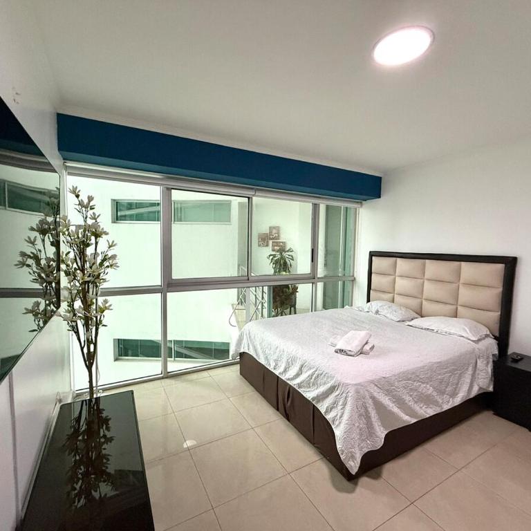 Suite con balcón vista al río en Puerto Santa Ana RF1-304 - One-Bedroom Apartment with Balcony - 5