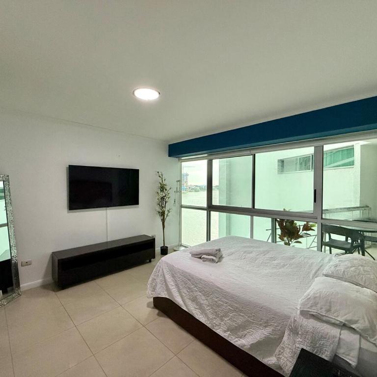 Suite con balcón vista al río en Puerto Santa Ana RF1-304 - One-Bedroom Apartment with Balcony - 9