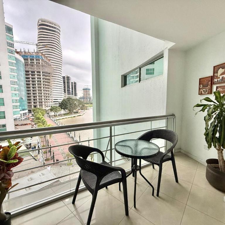 Suite con balcón vista al río en Puerto Santa Ana RF1-304 - One-Bedroom Apartment with Balcony - 11