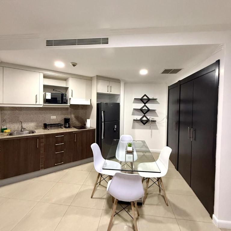 Suite con balcón vista al río en Puerto Santa Ana RF1-304 - One-Bedroom Apartment with Balcony - 12