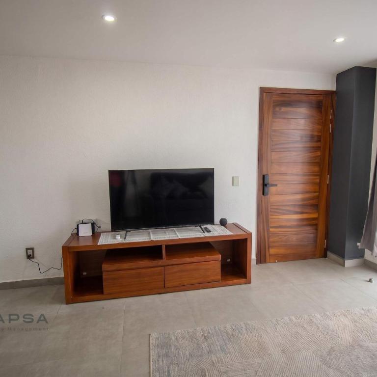 Modern Central Loft w Rooftop Deck BBQ & Views - Apartment - 29