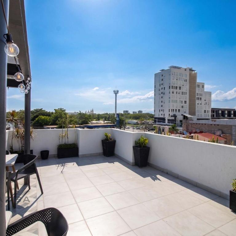 Modern Central Loft w Rooftop Deck BBQ & Views - Apartment - 37