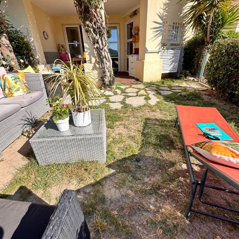 Appartement avec Jardin et Terrasse - vue Mer -Parking -piscine chauffée 04 Avril & 01 Novembre - en Front de Mer - Appartement 1 Chambre - 29
