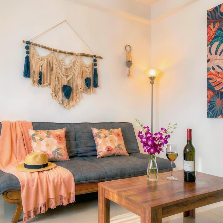 Quiet Evenings, 1BR 2BR Suites, Pool, Kitchen WiFi AC, Beach & 5th Ave 10 Min, Supermarket 15 Min - One-Bedroom Apartment with Terrace - 4