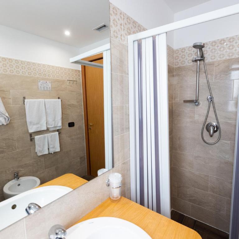 Tenuta Ciuri Country Resort - Camera Tripla con Bagno Privato - 4