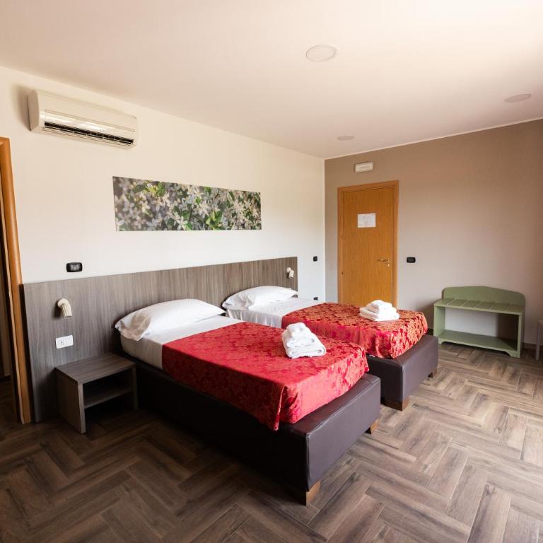 Tenuta Ciuri Country Resort - Camera Tripla con Bagno Privato - 5