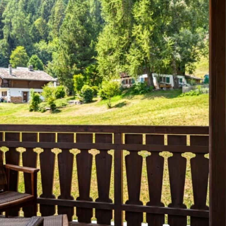 Guesthouse Hotel Between - Doppelzimmer mit Balkon - 1