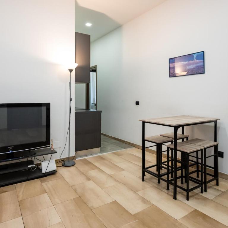 Spacious Aparment 10 mins walk from Duomo - Apartamento de 3 dormitorios con balcón - 24