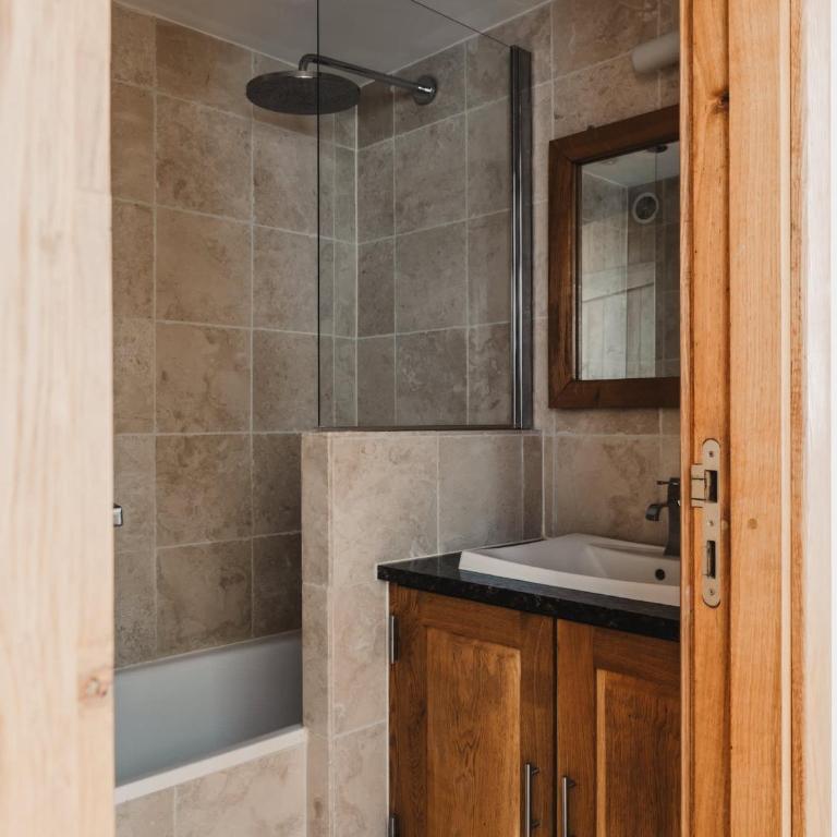Rond Point 213 by One of A Kind Travel - Apartment - 14