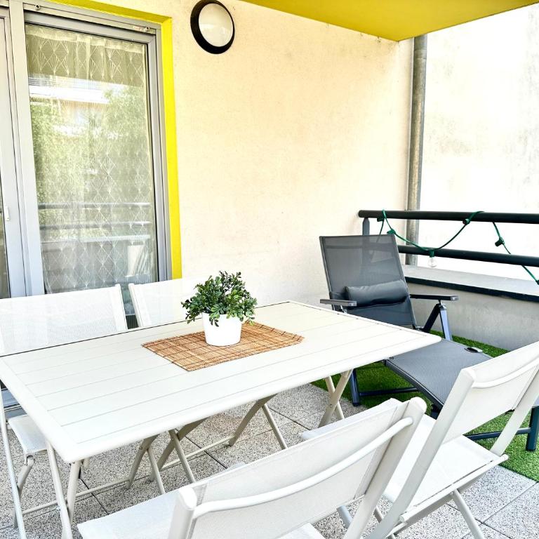 Charmant 2 pièces avec terrasse & tram à 5 min - Appartement 1 Chambre - 5