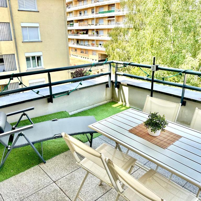 Charmant 2 pièces avec terrasse & tram à 5 min - Appartement 1 Chambre - 10