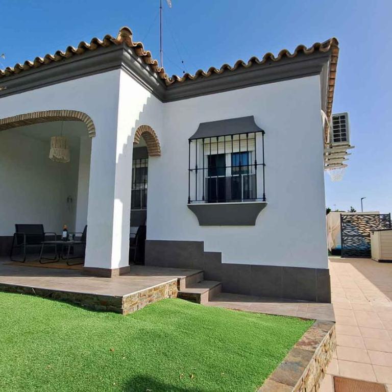 Chalet cerca de La Barrosa con piscina privada y barbacoa - Three-Bedroom House - 2