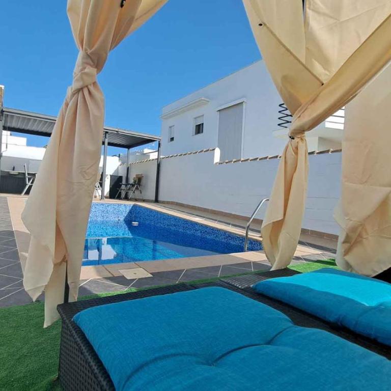 Chalet cerca de La Barrosa con piscina privada y barbacoa - Three-Bedroom House - 23