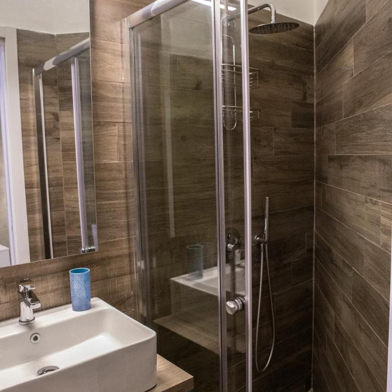 La Dimora di Parthenope Ferrara Rooms - Habitación Triple Confort con ducha - 2