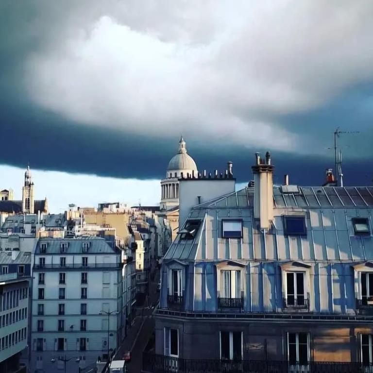 Vue sur Paris sur la Place Maubert Joli studio tout équipé neuf calme clair Climatisation Ascenseur - Appartement 1 Chambre - 1